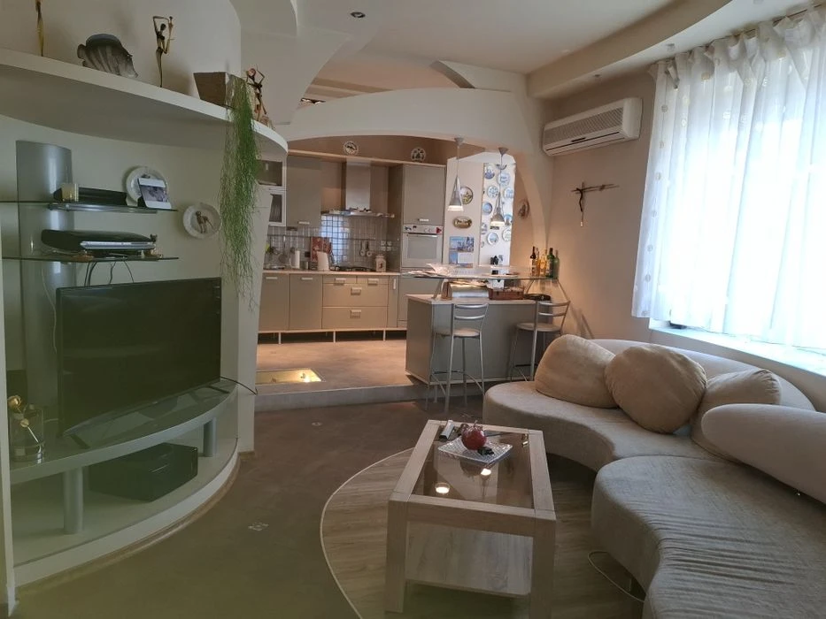 I will sell 4 pcs. an apartment in the best district of Odessa on Dovzhenko Street