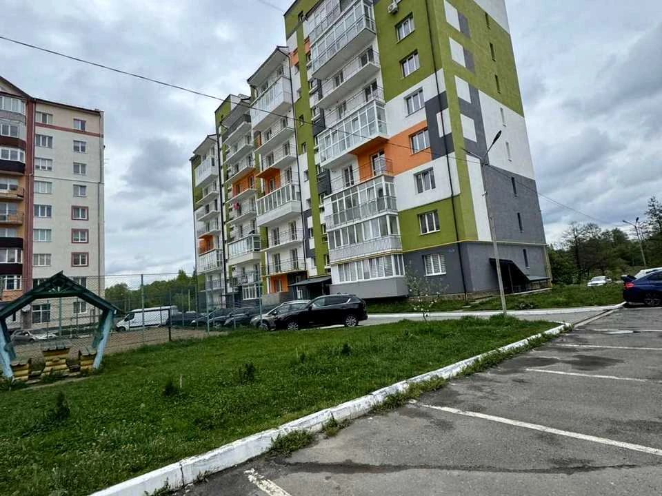 Квартира. Долина, Обліски вул.