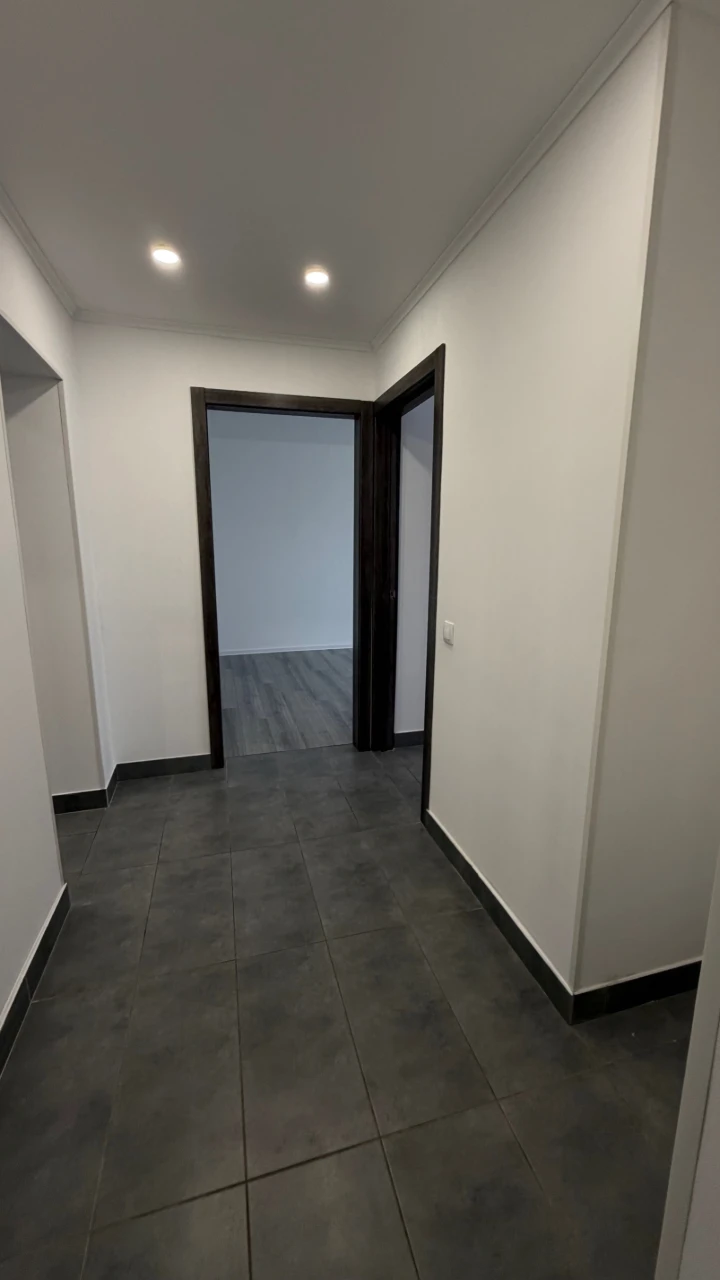 Продаж трикімнатній квартири