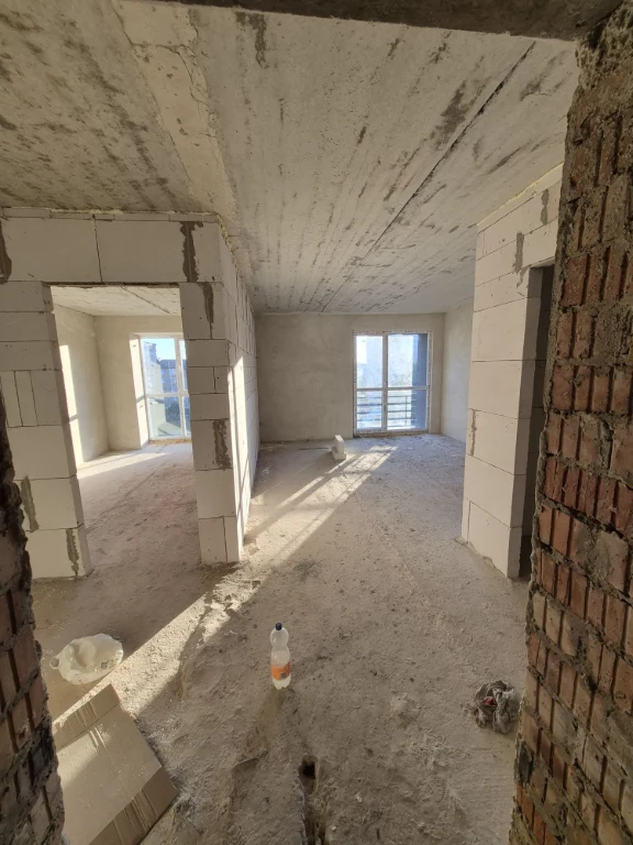 Однокімнатна простора квартира в готовому будинку (46 м²)