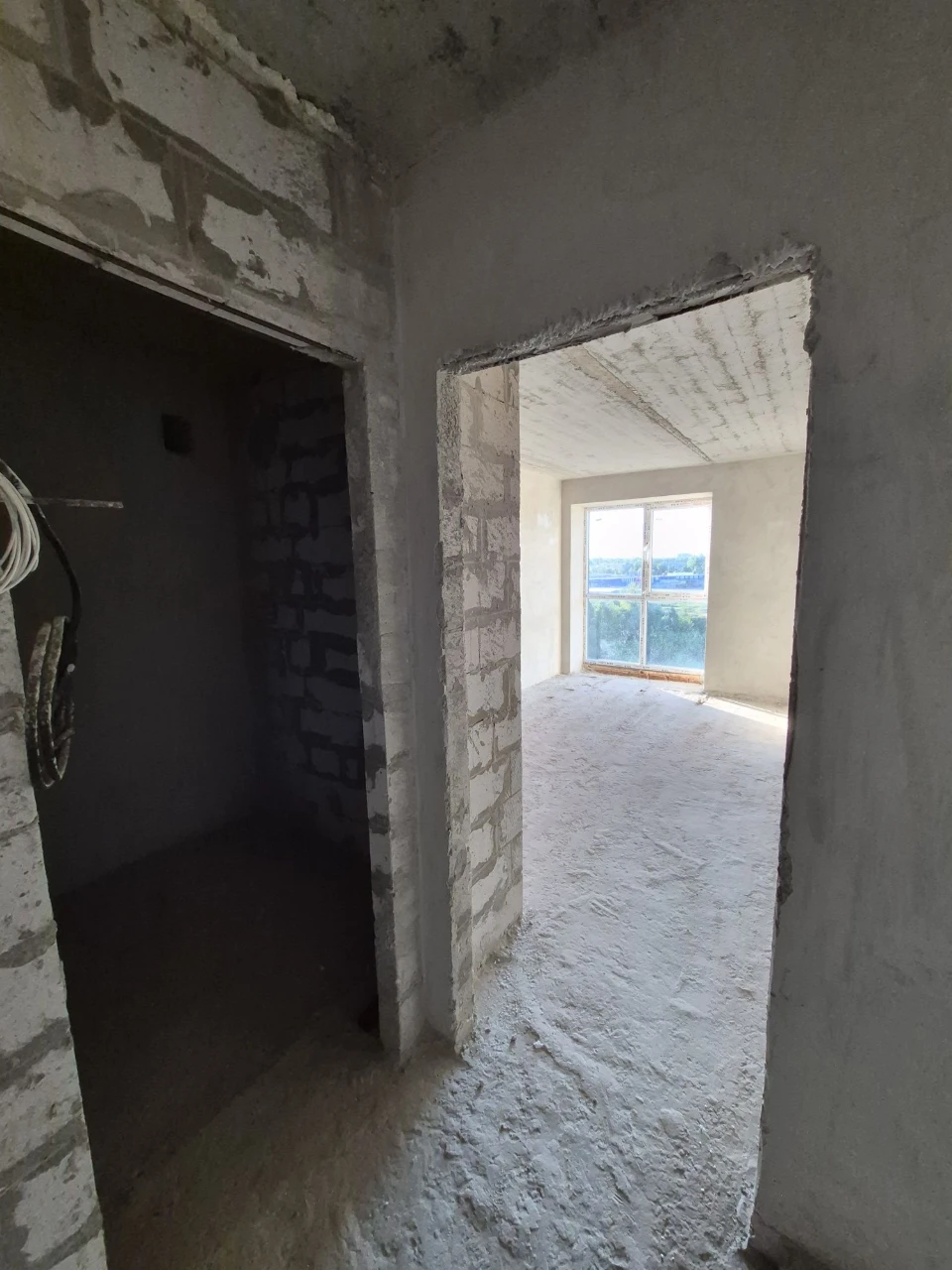 Двохярусна 2 к-на квартира з верандою в готовому будинку (84