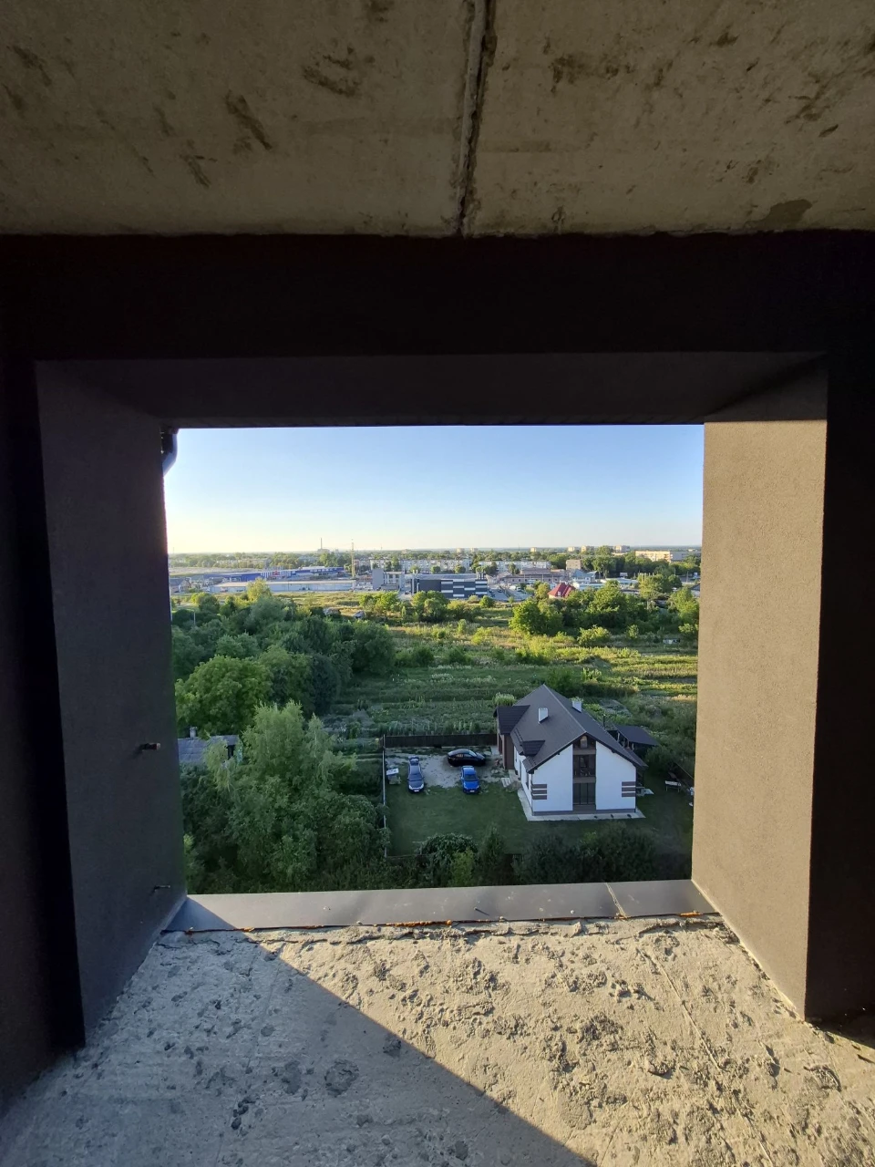 Двохярусна 2 к-на квартира з верандою в готовому будинку (84
