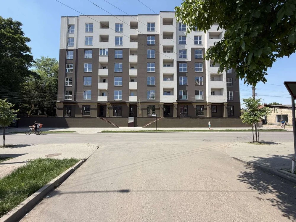 Продається 2-кімнатна квартира в новому будинку біля міського парку.