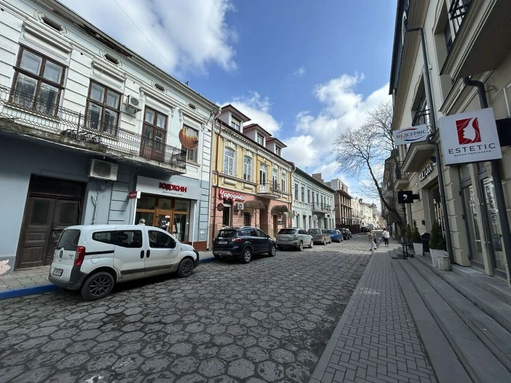 Продається 3-кімнатна квартира в центрі