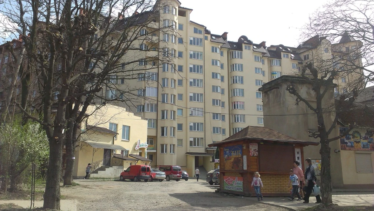 Продам 3-кімнатну квартиру-сирець у заселеному будинку