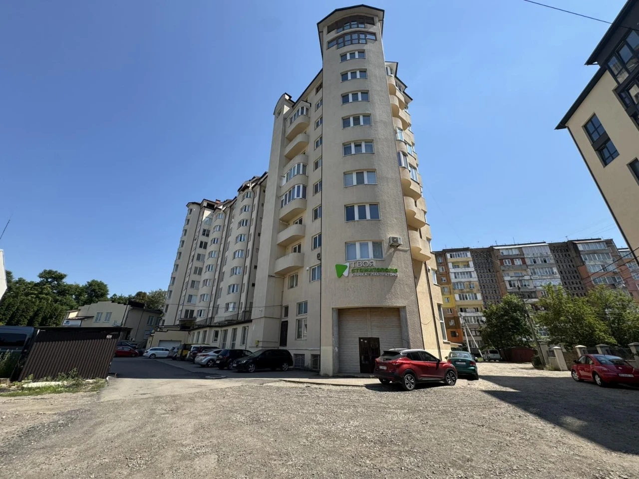 Продам 3-кімнатну квартиру-сирець у заселеному будинку