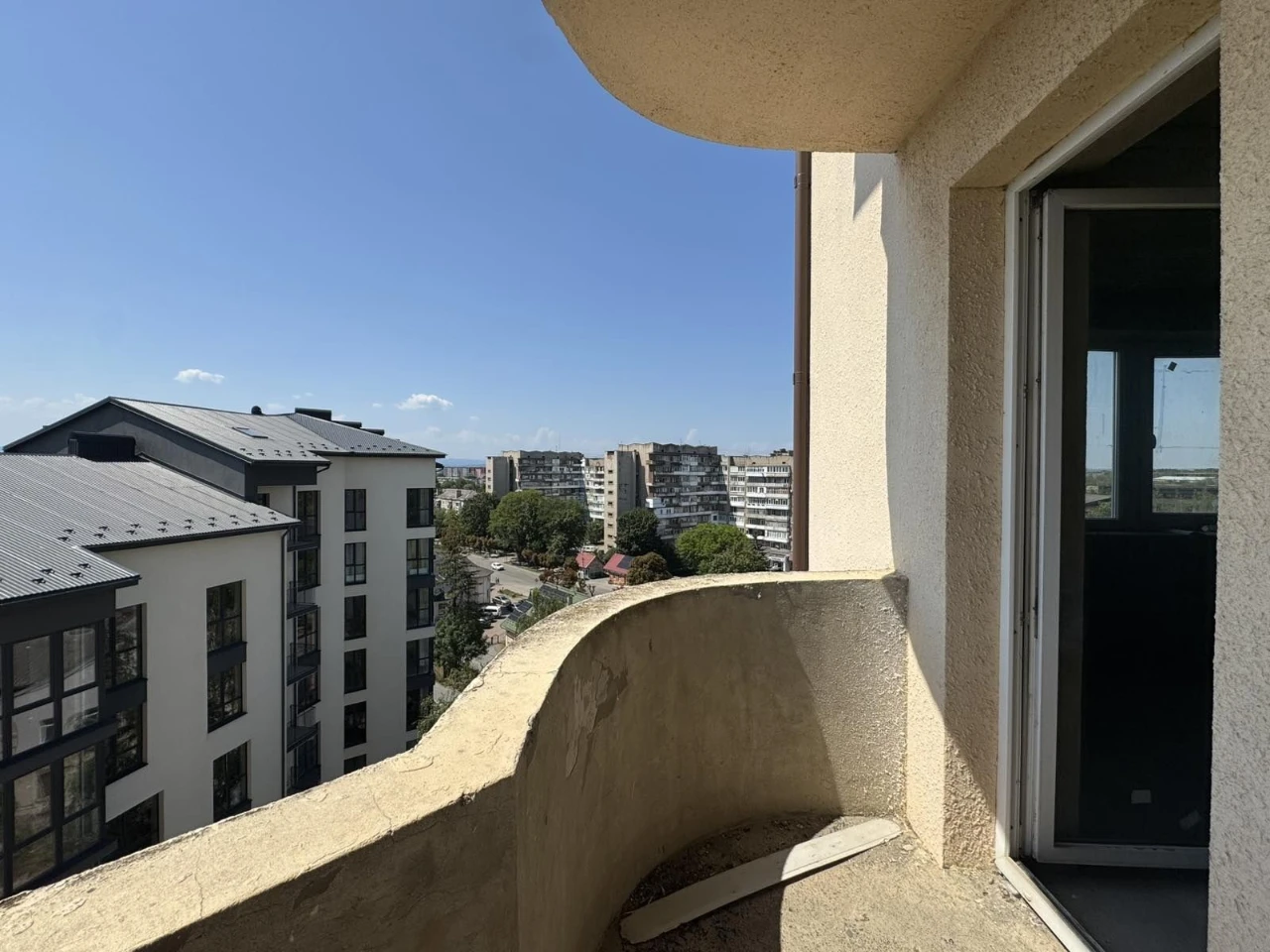 Продам 3-кімнатну квартиру-сирець у заселеному будинку