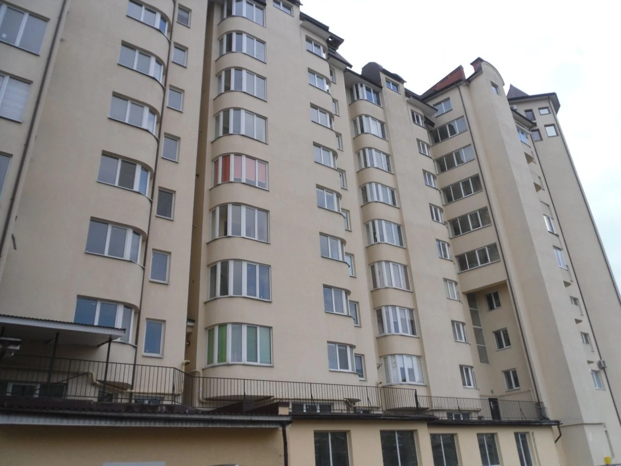 Продам 3-кімнатну квартиру-сирець у заселеному будинку