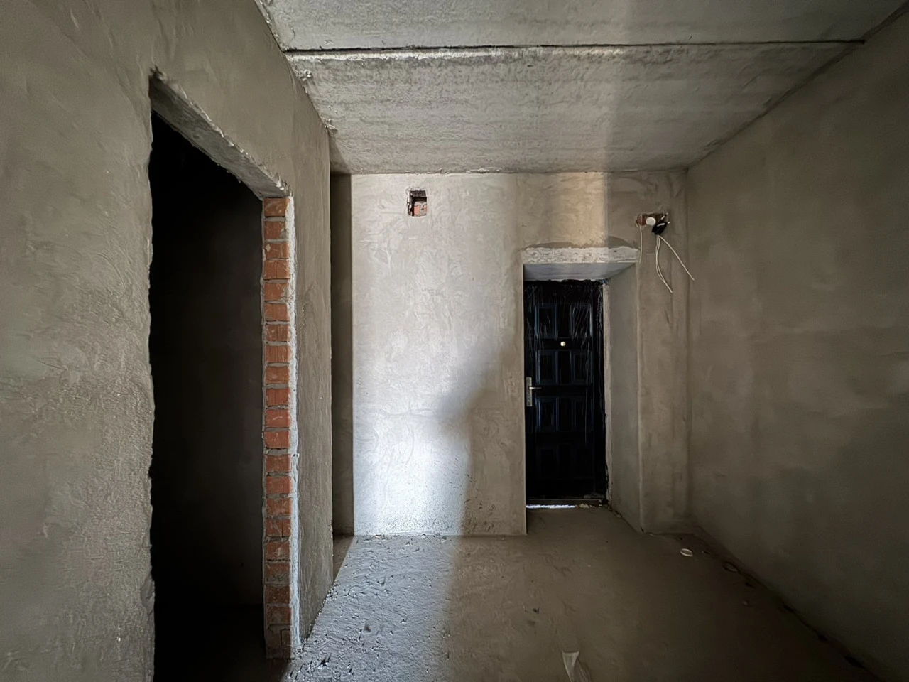 Продам 3-кімнатну квартиру-сирець у заселеному будинку