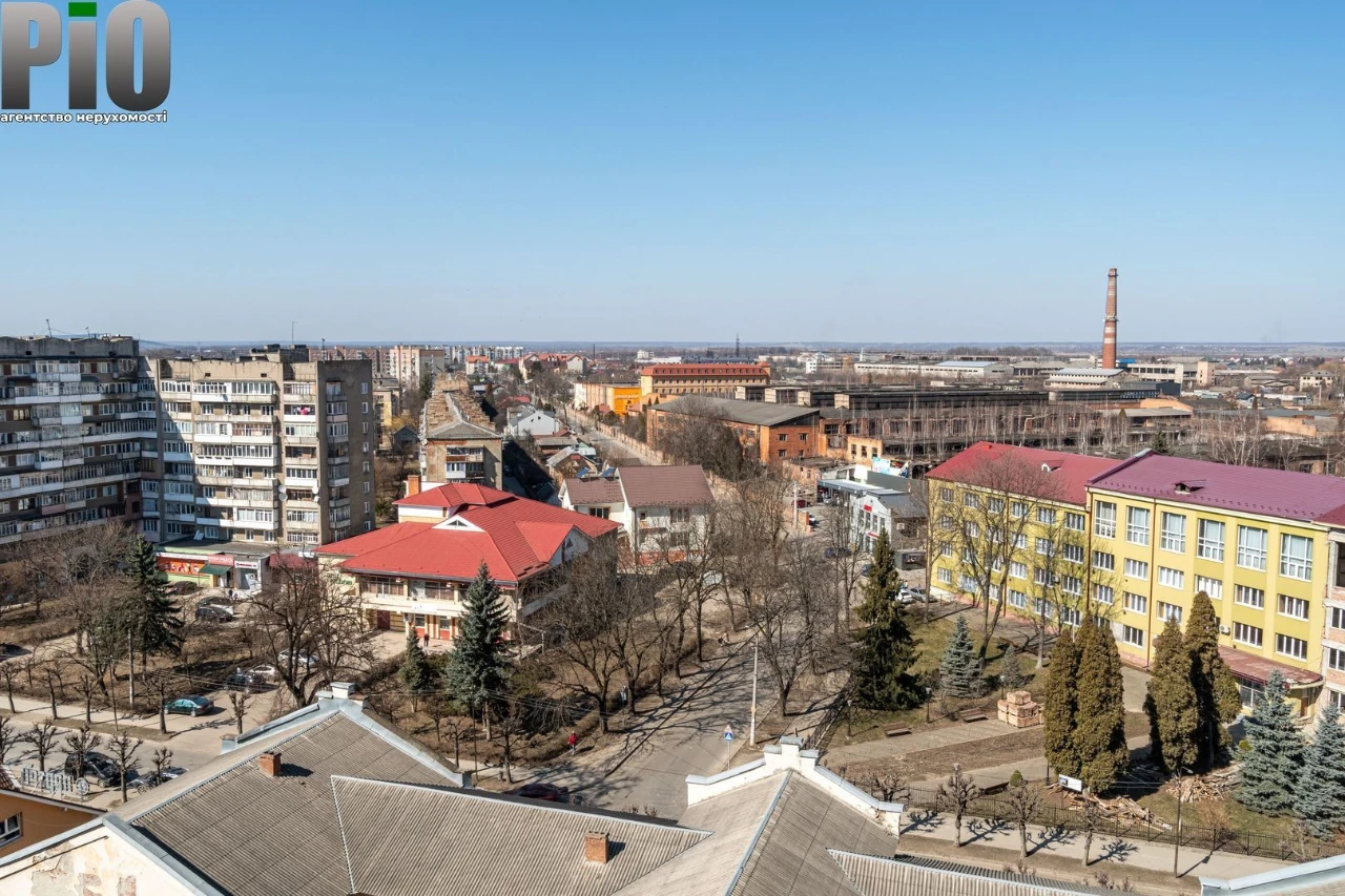 Продам 3-кімнатну квартиру-сирець у заселеному будинку