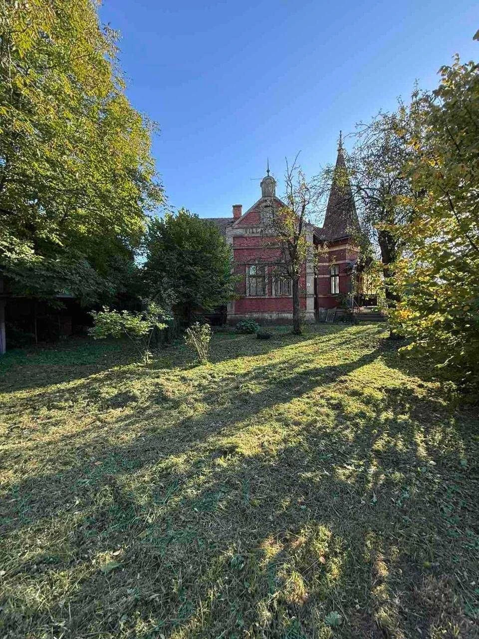 Land of 8 acres and apartment in a historic building/Center/City of Kol