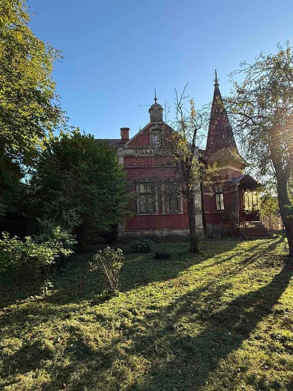 Land of 8 acres and apartment in a historic building/Center/City of Kol