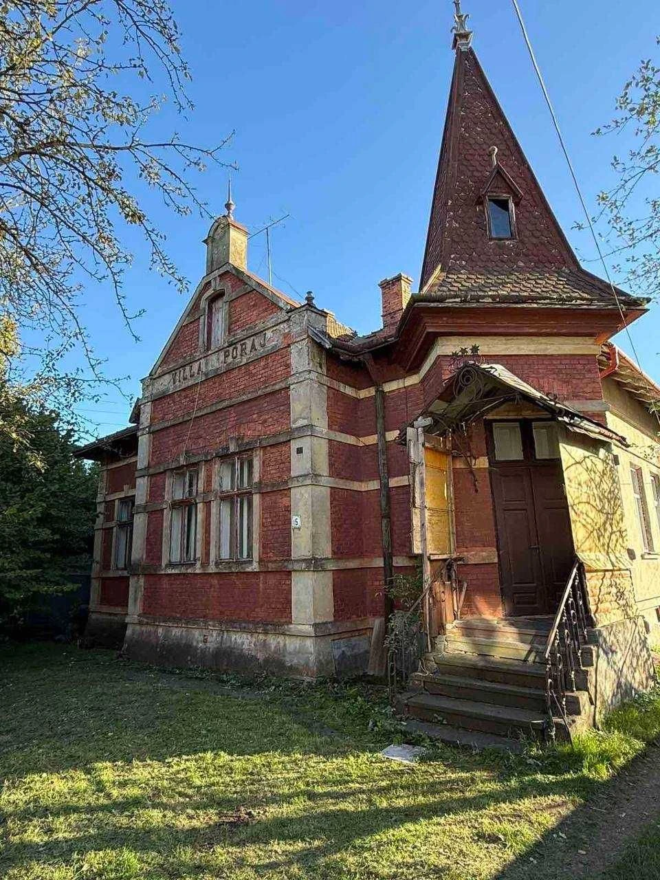 Land of 8 acres and apartment in a historic building/Center/City of Kol