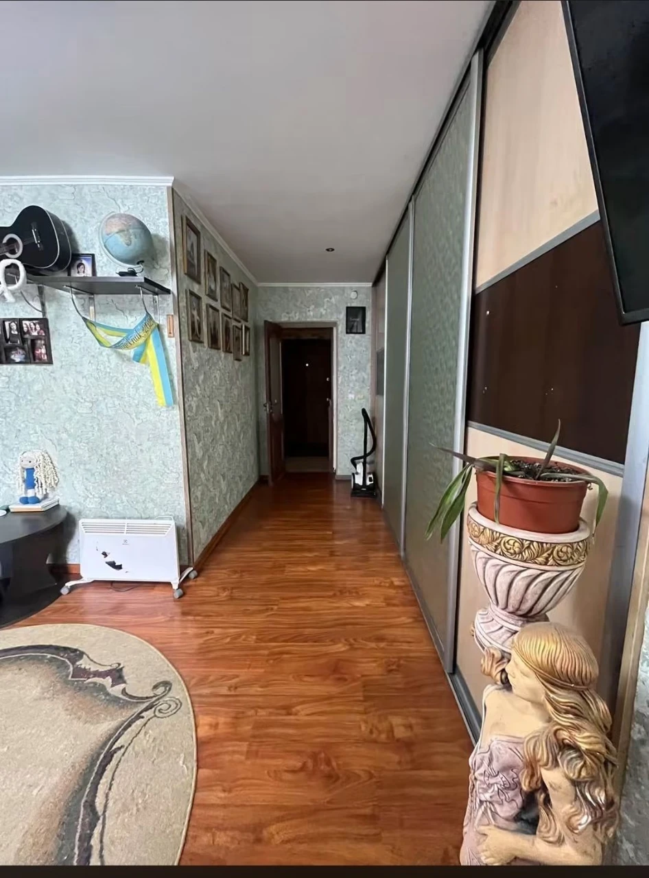 Продається 4-кімнатна квартира площею 120 кв.м.
