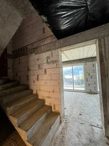 Продається 4 кім. квартира в м. Яремче (паркрмісце, власне п