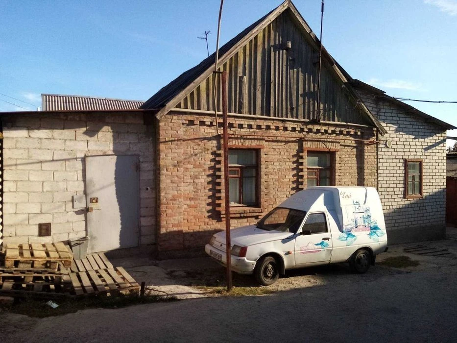 I am selling a residential building of 83 m2 with outbuildings on Gogo Street.