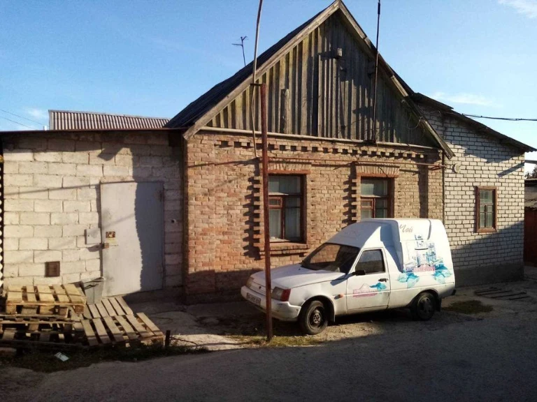 I am selling a residential building of 83 m2 with outbuildings on Gogo Street.