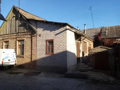 I am selling a residential building of 83 m2 with outbuildings on Gogo Street.