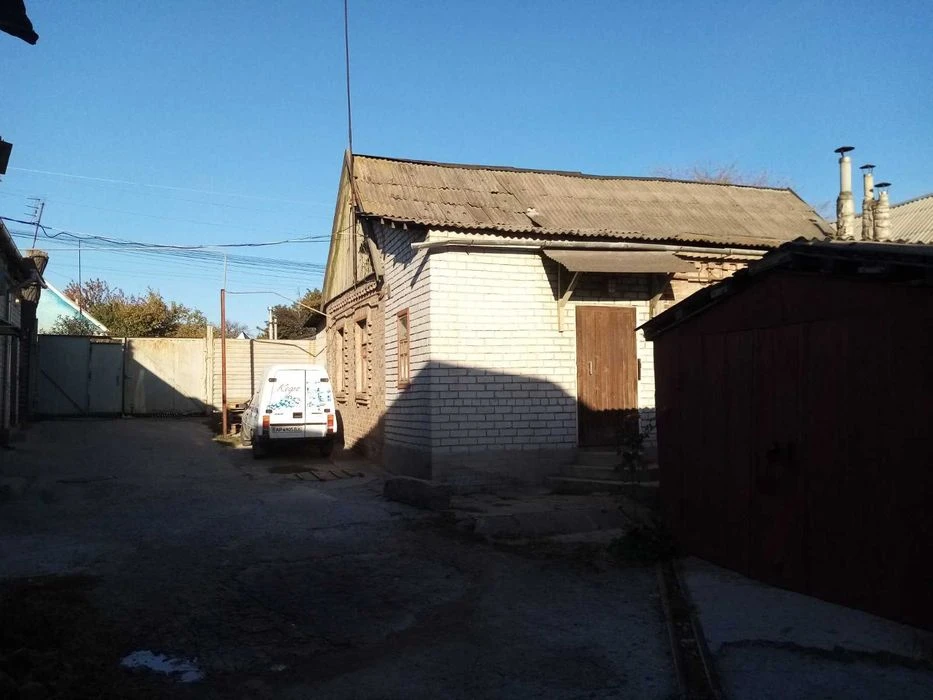 I am selling a residential building of 83 m2 with outbuildings on Gogo Street.