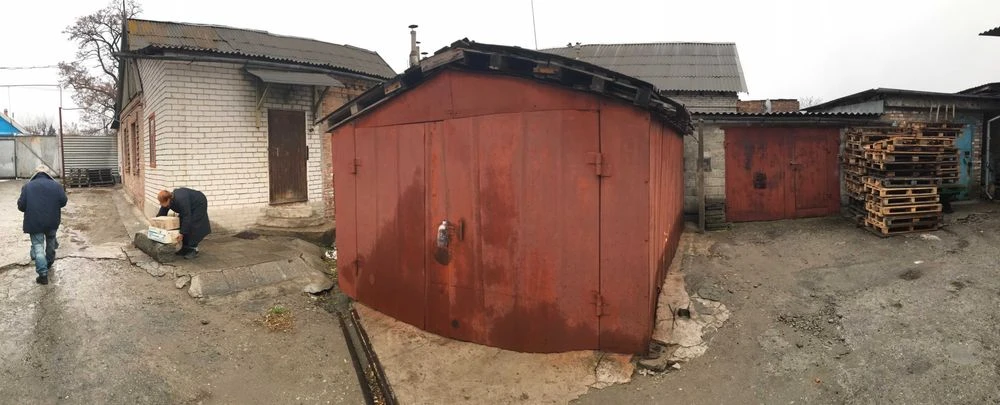I am selling a residential building of 83 m2 with outbuildings on Gogo Street.