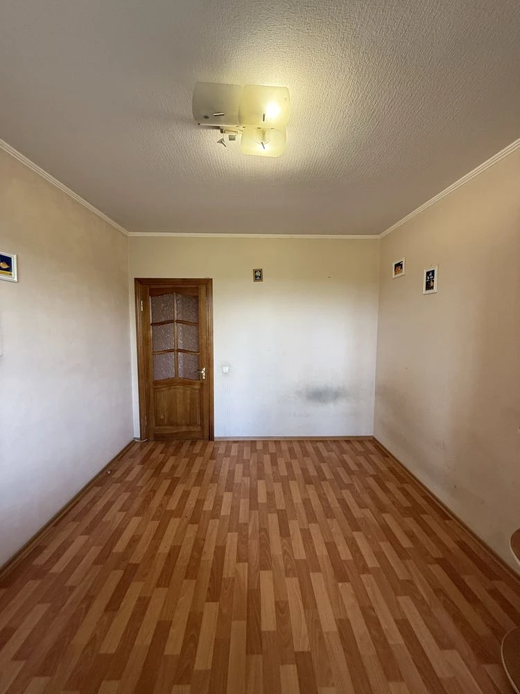 For Sale: 3-room apartment on Шевchenko Street. Working with state programs.