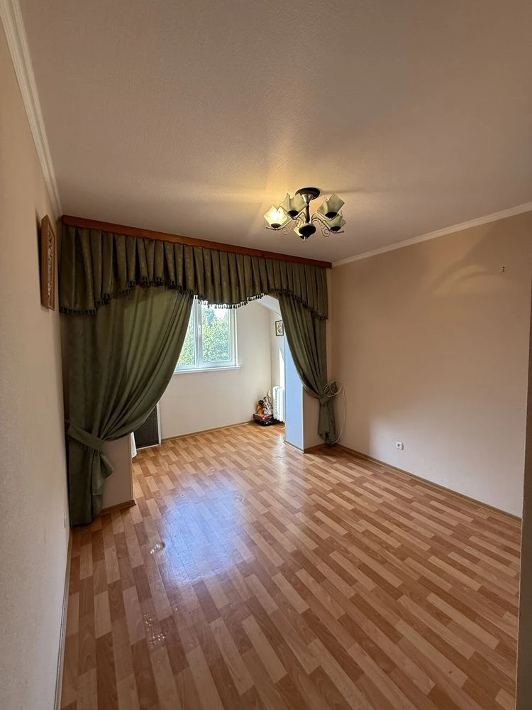 For Sale: 3-room apartment on Шевchenko Street. Working with state programs.