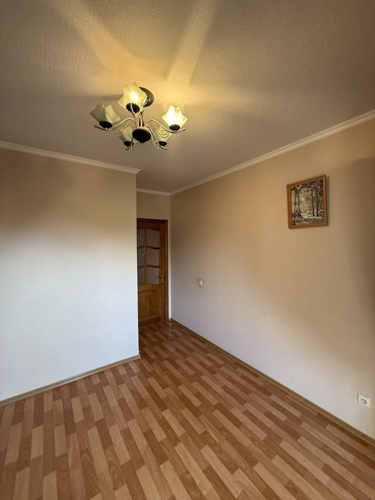 For Sale: 3-room apartment on Шевchenko Street. Working with state programs.