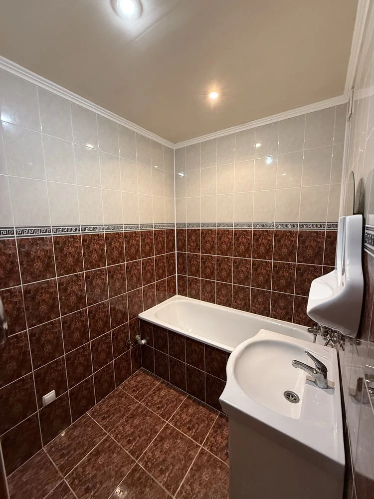 For Sale: 3-room apartment on Шевchenko Street. Working with state programs.