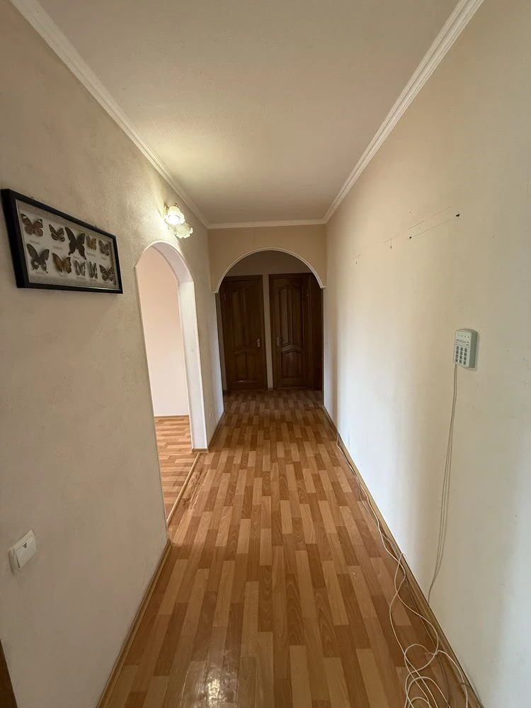 For Sale: 3-room apartment on Шевchenko Street. Working with state programs.