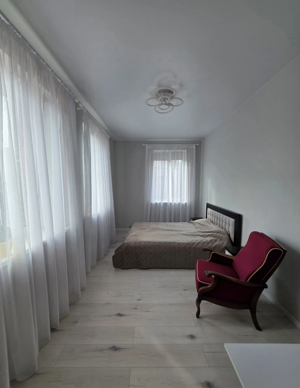 Apartment for Sale in Full Furnished Condition with 2 Garages