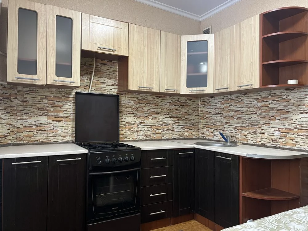 For Sale: Three-room apartment. DNC. Green Street