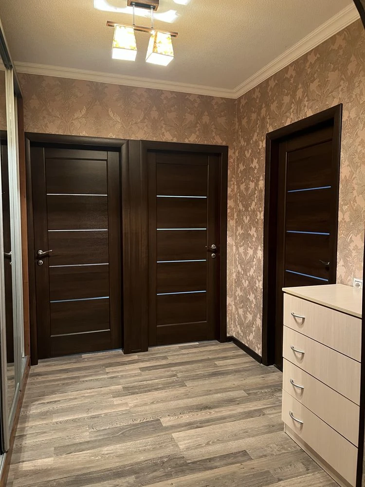 For Sale: Three-room apartment. DNC. Green Street