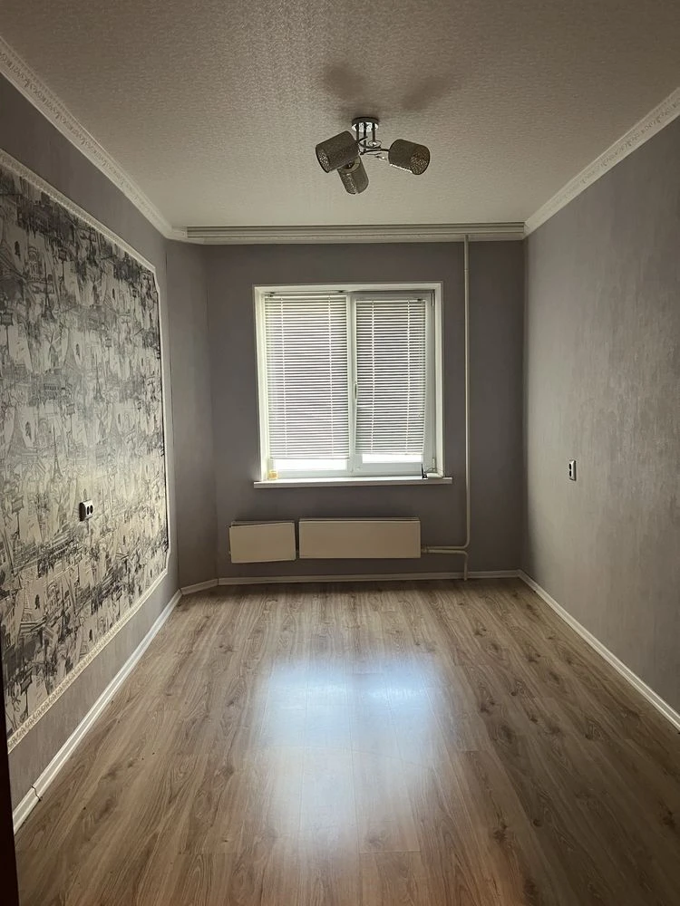 For Sale: Three-room apartment. DNC. Green Street
