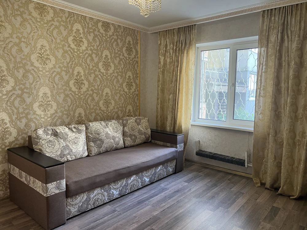 For Sale: Three-room apartment. DNC. Green Street