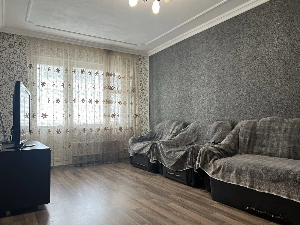 For Sale: Three-room apartment. DNC. Green Street