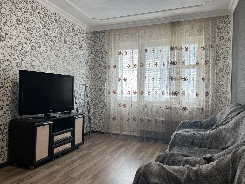 For Sale: Three-room apartment. DNC. Green Street