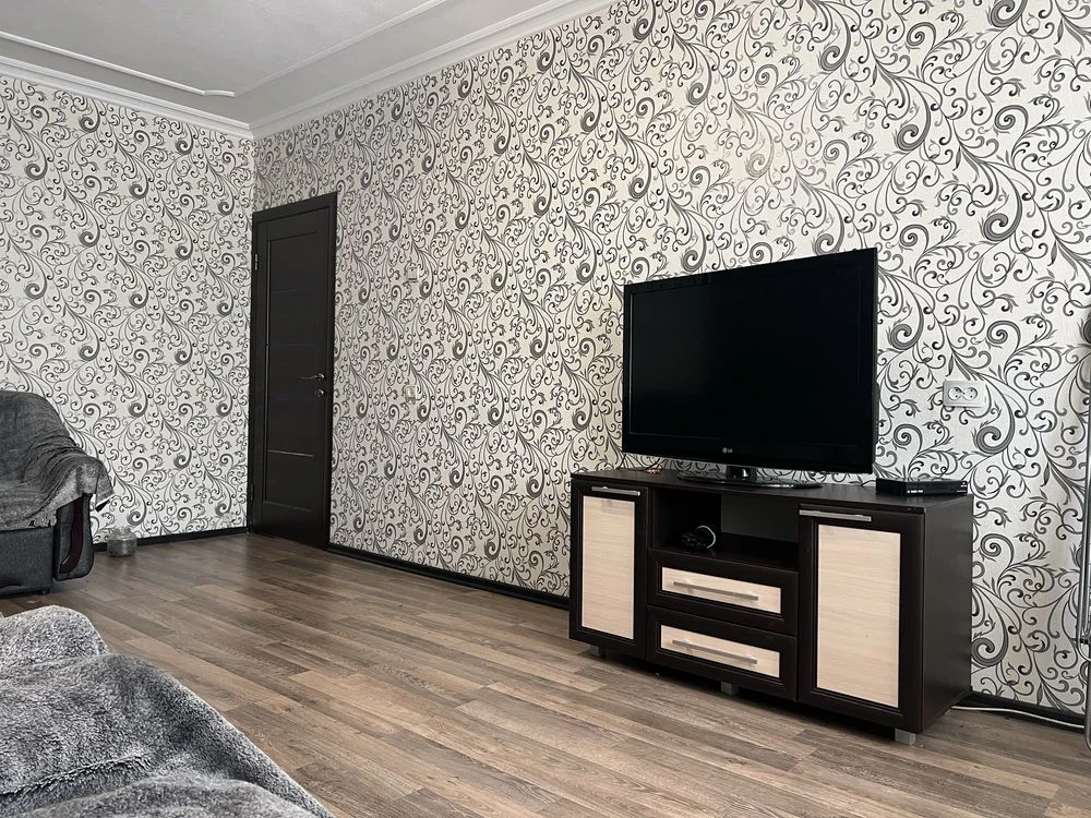 For Sale: Three-room apartment. DNC. Green Street
