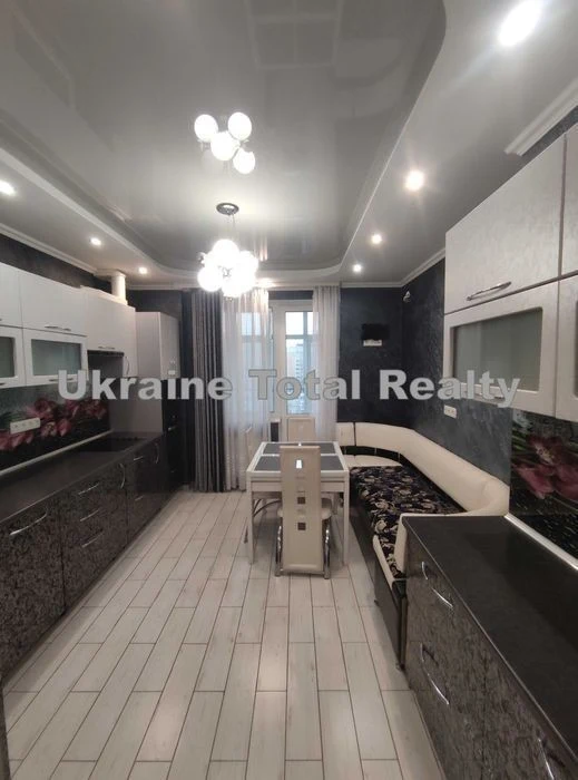 SOLOMYANKA! 3-room apartment 120m2 with renovation! Golego Street