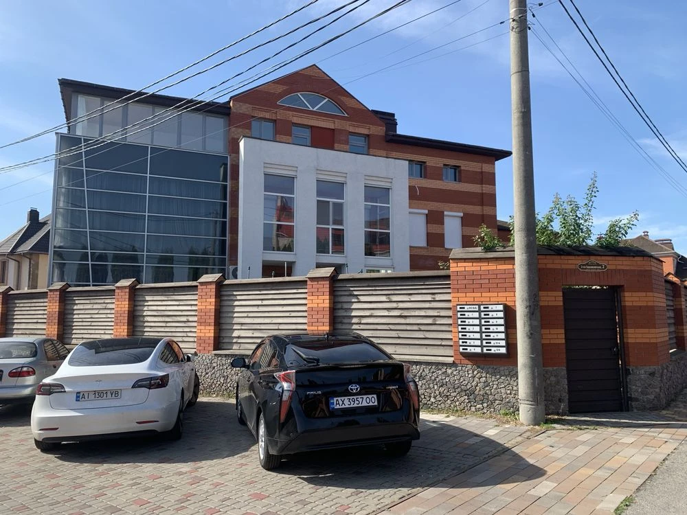 Продаю трикімнатну квартиру в елітному будинку на Царському