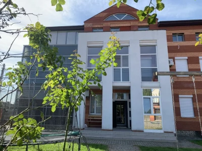 Продаю трикімнатну квартиру в елітному будинку на Царському
