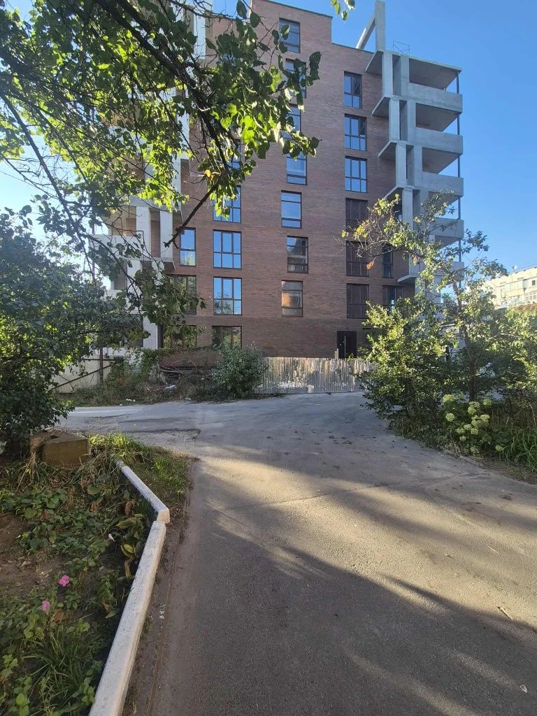 Продається 2-кімнатна квартира в центрі міста в новобудові.