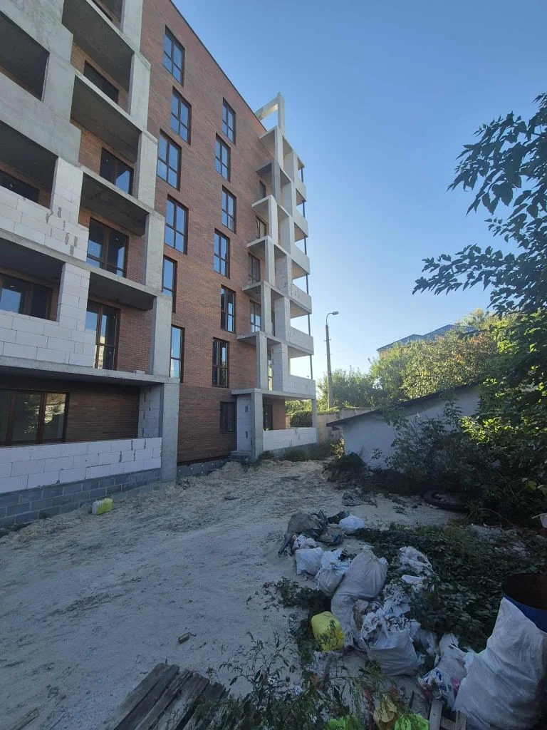 Продається 2-кімнатна квартира в центрі міста в новобудові.