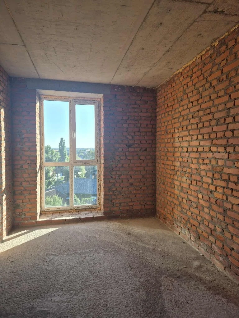 Продається 2-кімнатна квартира в центрі міста в новобудові.