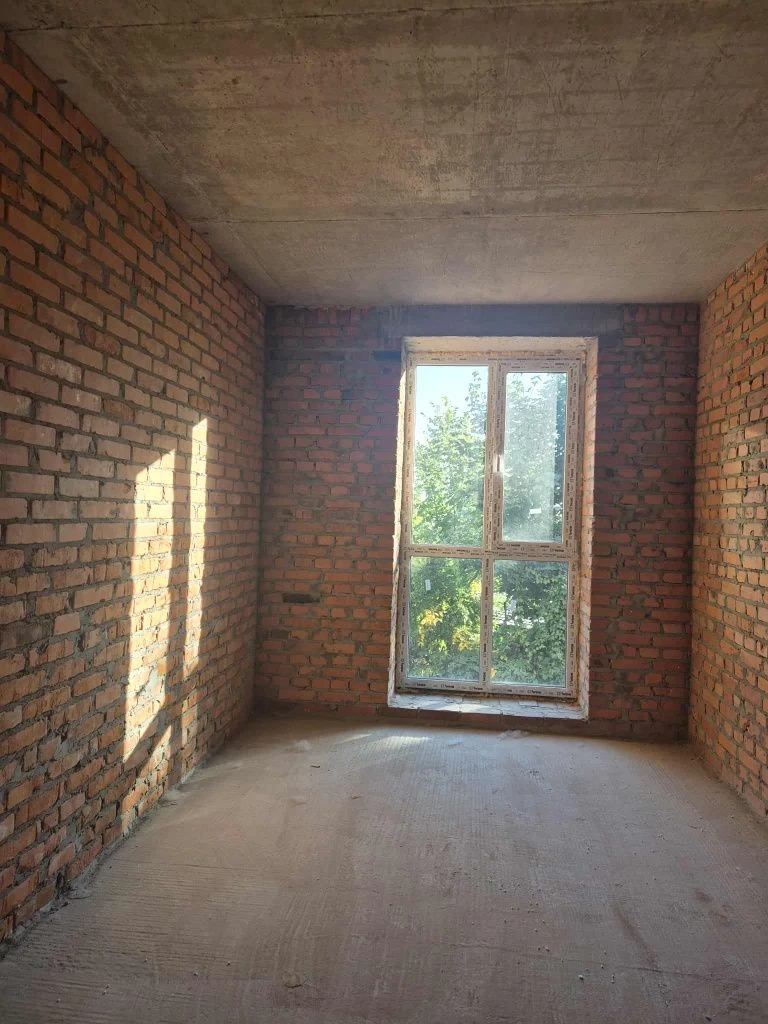 Продається 2-кімнатна квартира в центрі міста в новобудові.
