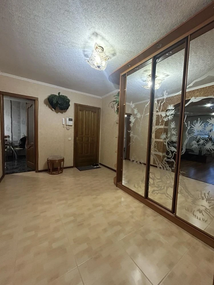 Продаж 4-кімнатної квартири, вул. Незалежності