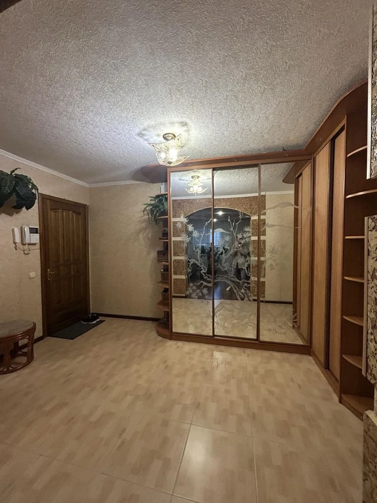Продаж 4-кімнатної квартири, вул. Незалежності