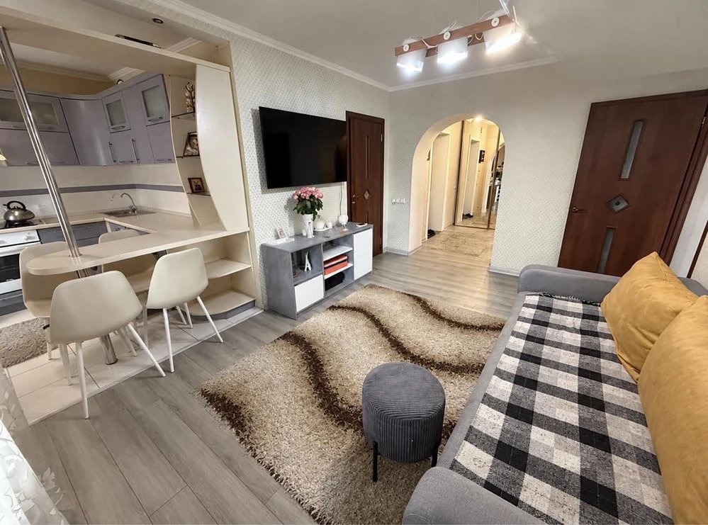 For Sale - 3-room apartment on Golovatogo Street