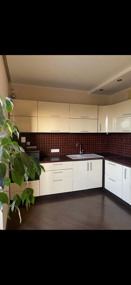 For sale: 3-room apartment. V. Batilina 2a. Borislav.
