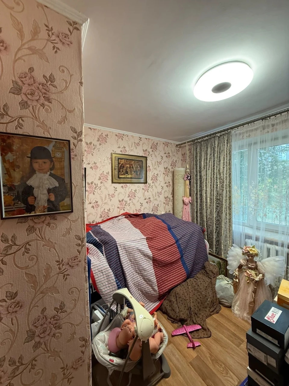 Продається 3-кімнатна квартира на вул. Лютнева