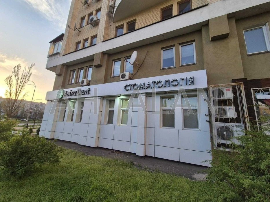 Без комісії Продаж трикімнатної квартири проспекті Івасюка 1